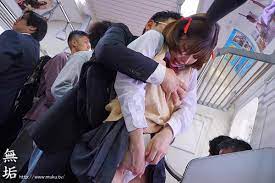 MUDR-085 นักเรียนสาวโดนลวนลามในรถไฟ Eimi Fukada